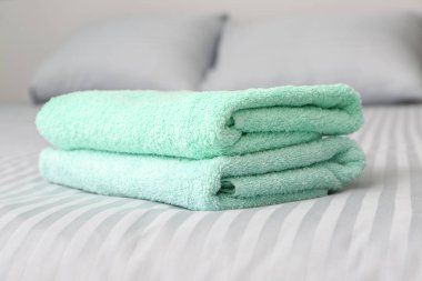Yatakta temiz havlu yığını