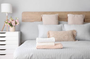 Yatakta temiz havlu yığını