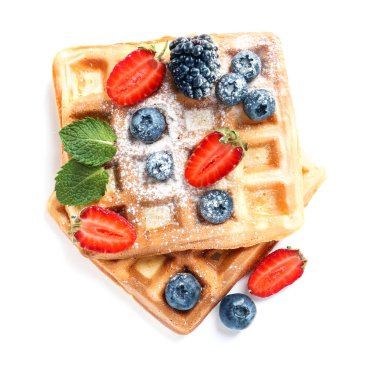 Beyaz arka planda çilek ile lezzetli waffle