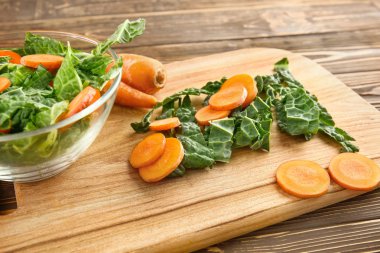 Kesme tahtası üzerinde taze lahana ve havuç ile Kase, closeup