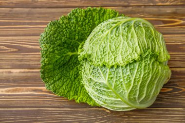 Ahşap masada lezzetli olgun lahana