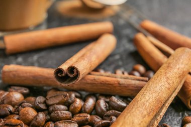 Masada kahve çekirdekleri ile Aromatik tarçın, closeup