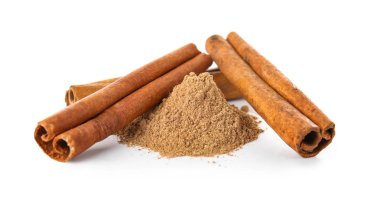 aromatik beyaz zemin üzerine tarçın