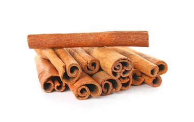 aromatik beyaz zemin üzerine tarçın