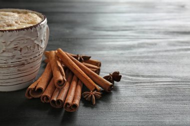 Koyu ahşap arka plan üzerinde tarçın ve anason ile kahve Fincan