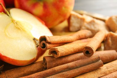 Tarçınlı taze elma, yakın çekim