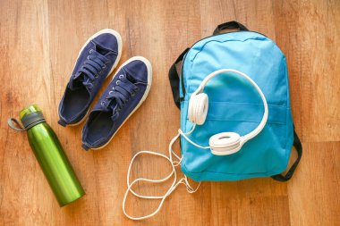 Ahşap arka planda seyahat için öğeler kümesi