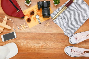 Ahşap arka planda seyahat için öğeler kümesi