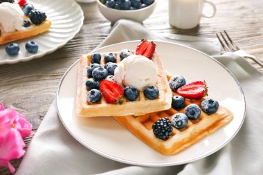 Masada dondurma ve çilek ile tatlı waffle ile Plaka