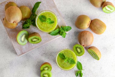 Masada lezzetli kivi smoothie Gözlük