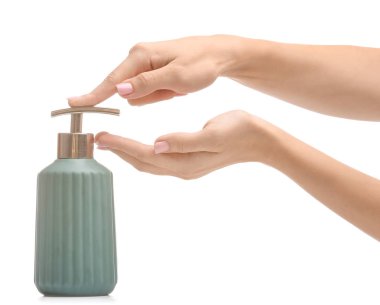 Eller sabunla beyaz arka plan üzerinde