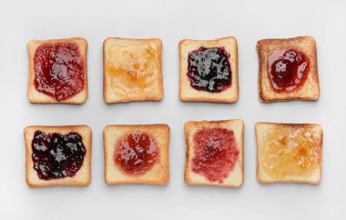 Beyaz arka planda farklı reçeller ile lezzetli tost ekmeği