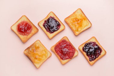 Hafif arka planda farklı reçeller ile lezzetli tost ekmeği