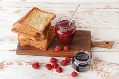 Beyaz masada lezzetli tost ekmeği ve farklı reçeller ile Kurulu