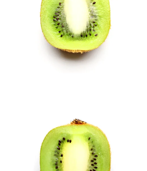 Kiwi corte saboroso no fundo branco — Fotografia de Stock