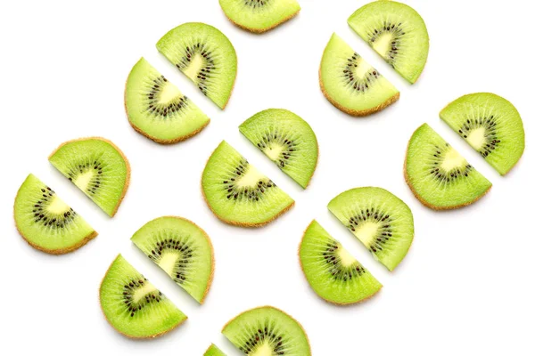 Snijwonden van rijpe kiwi op witte achtergrond — Stockfoto