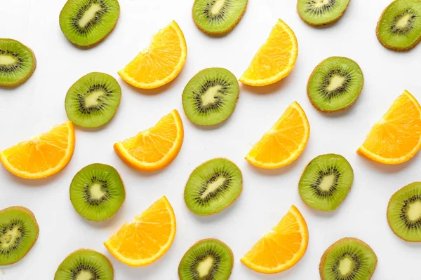 Slices of ripe kiwi and orange on white background — Stock Photo, Image