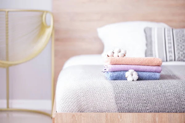 Pila di asciugamani puliti sul letto — Foto Stock