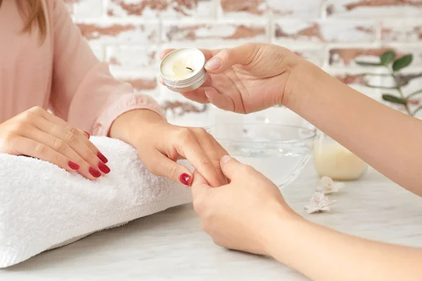 Mujer recibiendo masaje con vela de aroma en salón de spa —  Fotos de Stock