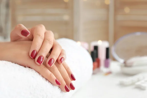 Mujer con hermosa manicura en el salón —  Fotos de Stock