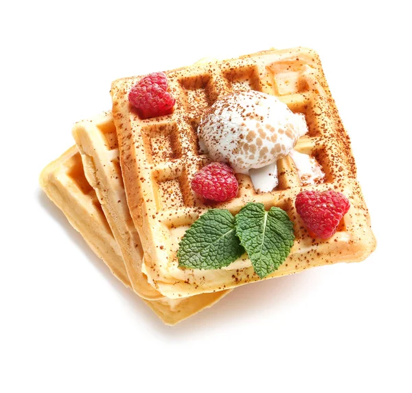 Leckere Waffeln mit Beeren und Eis auf weißem Hintergrund — Stockfoto