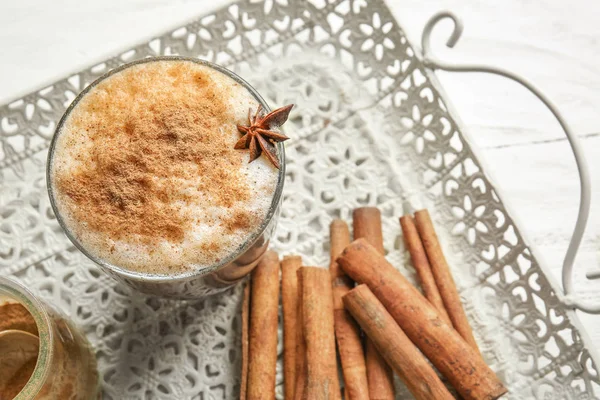 Secangkir kopi dengan kayu manis dan adas manis di atas nampan — Stok Foto