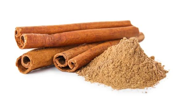 aromatik beyaz zemin üzerine tarçın