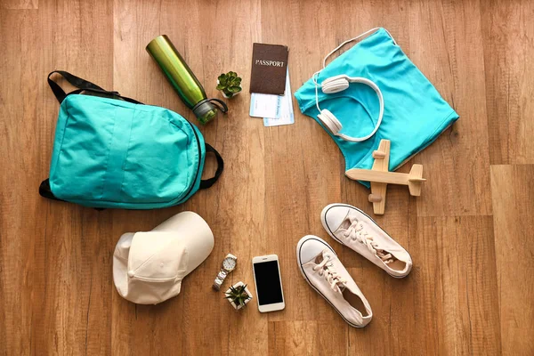 Ahşap arka planda seyahat için öğeler kümesi