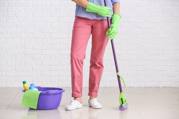 Woman with cleaning supplies in room — Stock Photo, Image