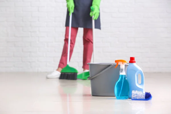 Set schoonmaakbenodigdheden op de vloer in de kamer — Stockfoto