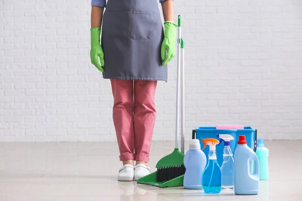Γυναίκα με είδη καθαρισμού στο δωμάτιο — Φωτογραφία Αρχείου