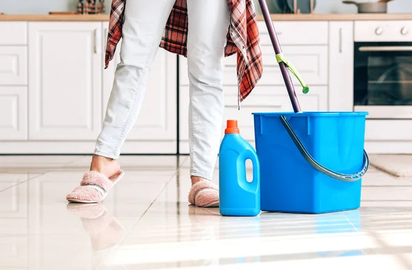 Vrouw schoonmaak vloer in de keuken — Stockfoto