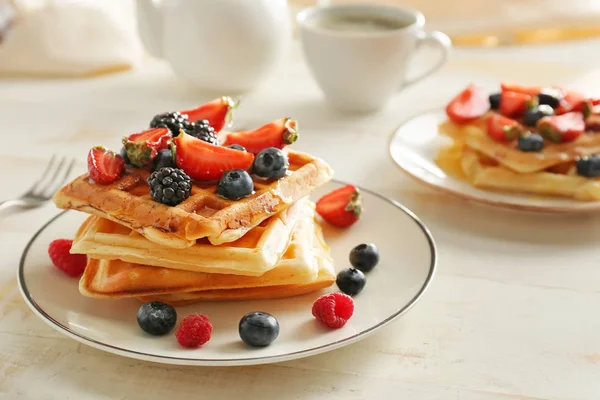 Assiette avec gaufres sucrées savoureuses et baies sur la table — Photo