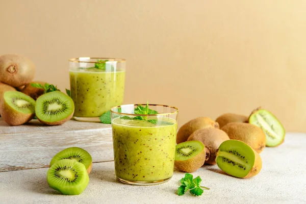 Óculos de saboroso smoothie kiwi na mesa — Fotografia de Stock