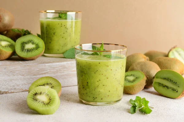 Glasses of tasty kiwi smoothie on table — Stock Photo, Image