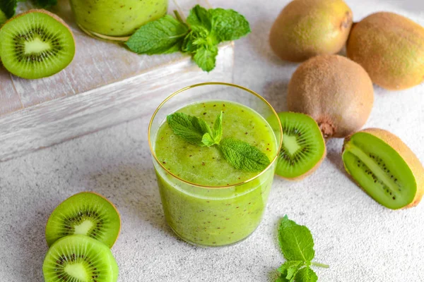 Copo de saboroso smoothie kiwi na mesa — Fotografia de Stock