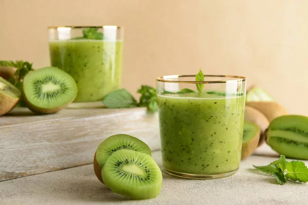 Glasses of tasty kiwi smoothie on table — Stock Photo, Image