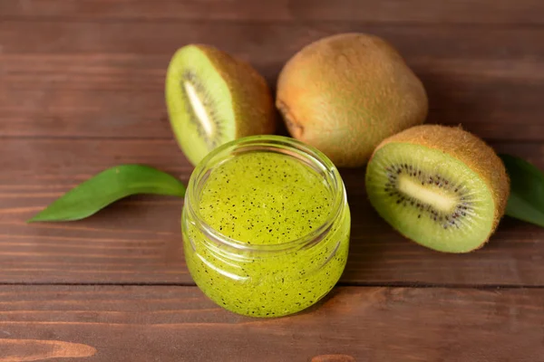 Esfregue com kiwi no fundo de madeira — Fotografia de Stock