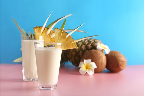 Copos de coquetel de Pina Colada saboroso na mesa — Fotografia de Stock