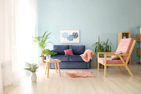 Belső tér modern szoba kényelmes kanapéval és szobanövények — Stock Fotó