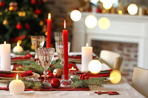 Cenário de mesa bonita com decorações de Natal na sala de estar — Fotografia de Stock