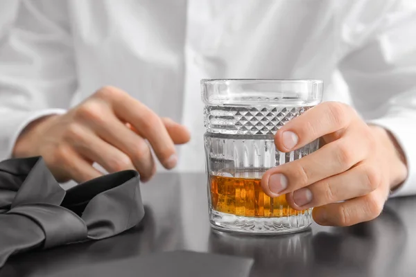 Man med glas whisky vid bordet, närbild — Stockfoto