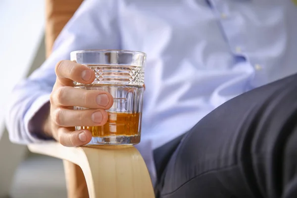 Man med glas whisky hemma, närbild — Stockfoto