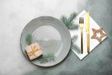 Hafif arka planda Noel yemeği için güzel masa ayarı