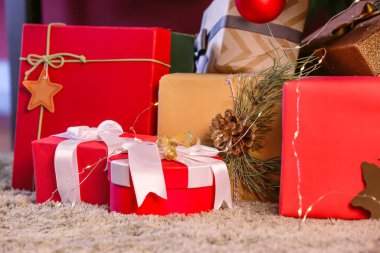 Noel ağacı altında çok güzel hediye kutuları