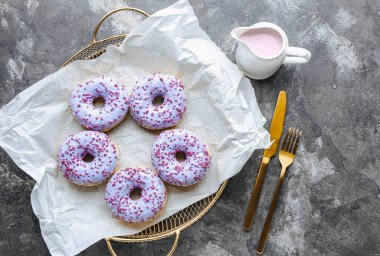 Masada tatlı lezzetli çörekler ile Kompozisyon