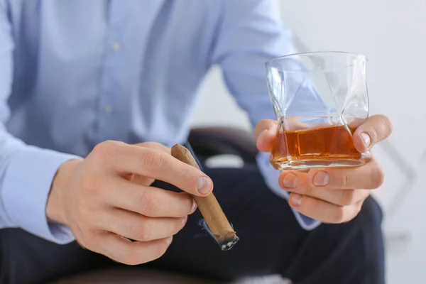 Man with glass of whiskey and cigar at home, closeup — Stock Photo, Image