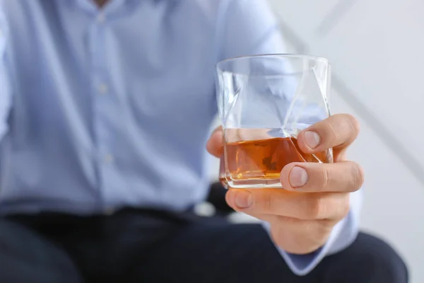 Man with glass of whiskey at home, closeup — Stock Photo, Image