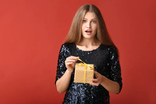 Vacker ung kvinna med presentkort på färgbakgrund — Stockfoto