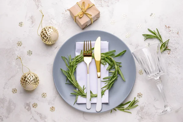 Schöne Tischdekoration für das Weihnachtsessen auf hellem Hintergrund — Stockfoto